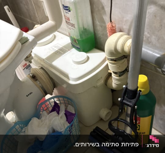 מוצרים וכלים בחדר אמבטיה, כולל צינורות וניקוי.